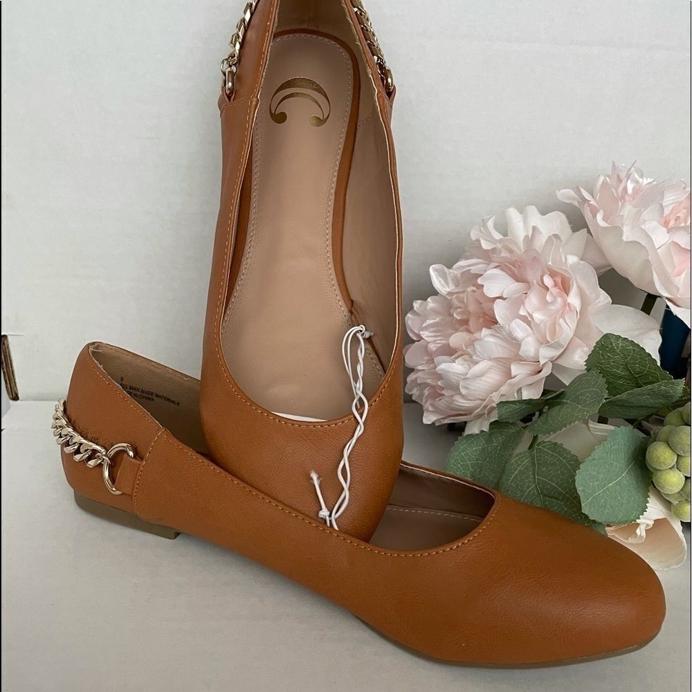 CARAMEL COLORED FLATS WITH GOLD CHAIN ACCENT